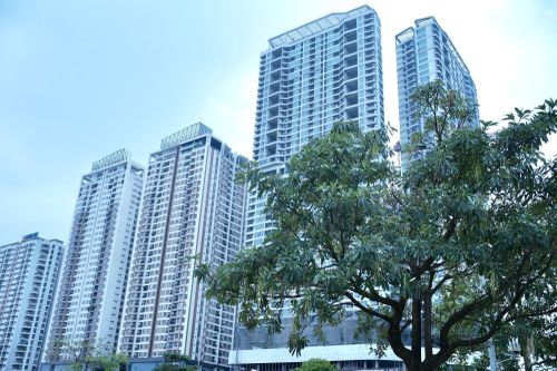 Lương tăng nhỏ giọt, đuổi theo giá nhà phi mã: Người trẻ chật vật mua nhà Hà Nội