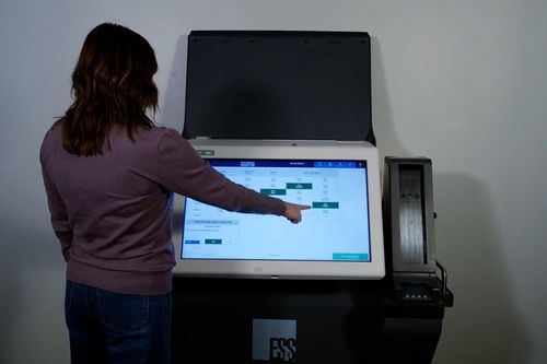 Người dân bỏ phiếu bầu Tổng thống Mỹ bằng máy scan thế nào?
