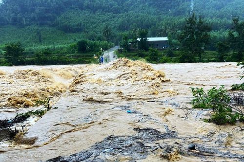 Mưa lớn gây ngập cục bộ tại Bình Định, hàng trăm hộ dân bị chia cắt cô lập