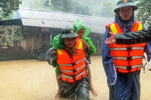 Bão Yinxing áp sát Biển Đông, vùng mưa lớn miền Trung mở rộng xuống phía Nam
