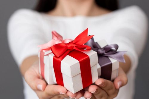 Bị hội phụ huynh cô lập vì không góp tiền mua quà tặng giáo viên ngày 20/11