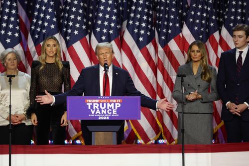 Ông Trump lên sân khấu cùng gia đình, tuyên bố chiến thắng