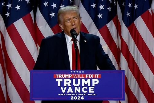 Ông Trump lên sân khấu, tuyên bố chiến thắng, cam kết mang đến 'thời hoàng kim'