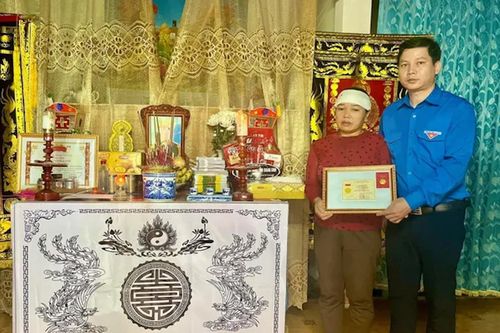 Trao Huy hiệu Tuổi trẻ dũng cảm cho thanh niên xung kích bị lũ cuốn lúc giúp dân