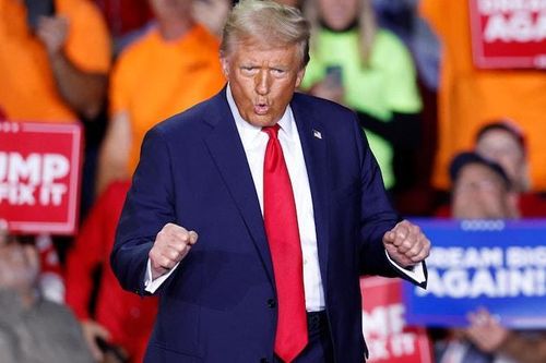 Dự đoán ông Trump giành phiếu ở cả 7 bang chiến địa