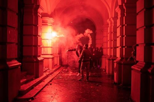 Người biểu tình Serbia đụng độ dữ dội với cảnh sát
