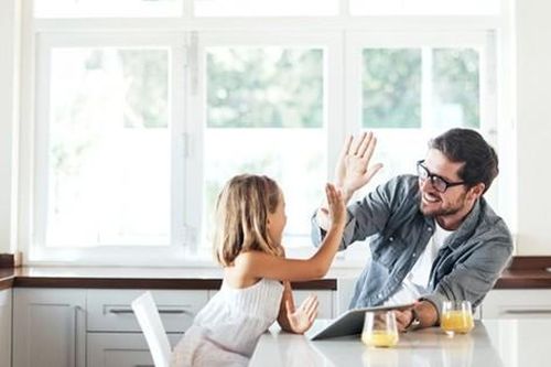 10 cách dạy con rất khác của các bậc cha mẹ thông thái