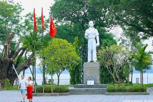 Vườn hoa Lý Tự Trọng 'thay áo mới' hút khách tham quan