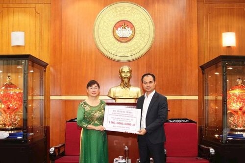 Sẻ chia cùng đồng bào vượt khó