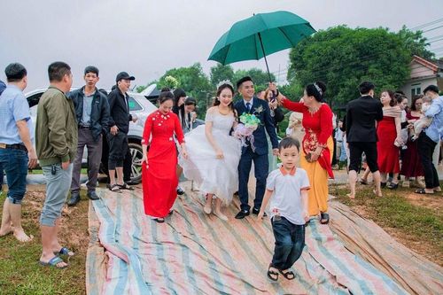 Hàng trăm khách mời 'xắn quần' lội qua dòng nước lũ để dự đám cưới