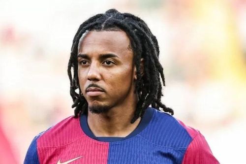 Hậu vệ Barca gây sốt