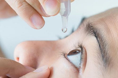 Cách nhỏ thuốc khi bị đau mắt đỏ