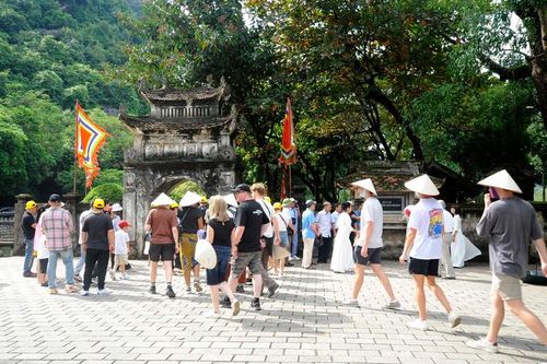 Du lịch Ninh Bình sôi động, tăng trưởng ấn tượng