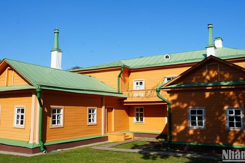 Thăm nhà lưu niệm lãnh tụ vĩ đại V.I.Lenin ở thành phố Ulyanovsk