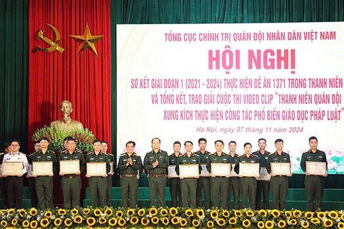 Tuyên dương điển hình xung kích phổ biến, giáo dục pháp luật trong quân đội