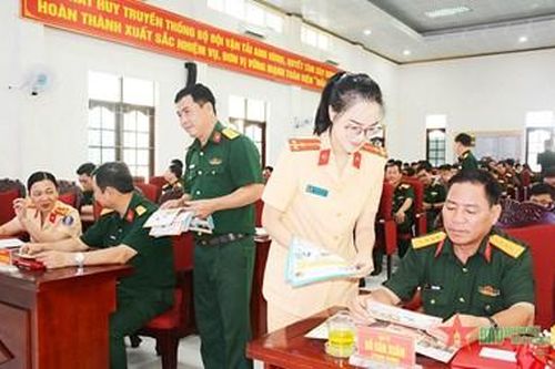 Lữ đoàn 972 phối hợp tuyên truyền pháp luật giao thông