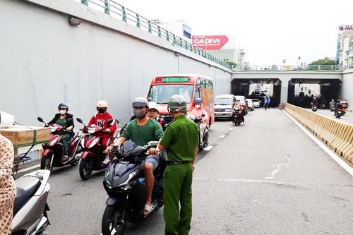Lập biên bản vi phạm hành chính đối với đối tượng làm rơi đá trong hầm chui Điện Biên Phủ