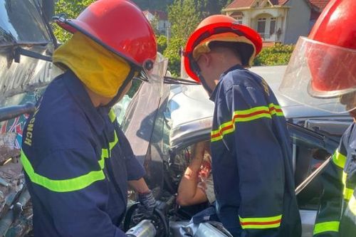 Công an Lạng Sơn giải cứu tài xế bị thương nặng mắc kẹt trong ô tô
