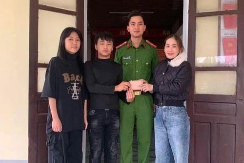 Hai học sinh trả lại vàng và tiền cho người đánh rơi