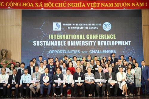 Chuyên gia quốc tế chỉ rõ cơ hội và thách thức để phát triển đại học bền vững
