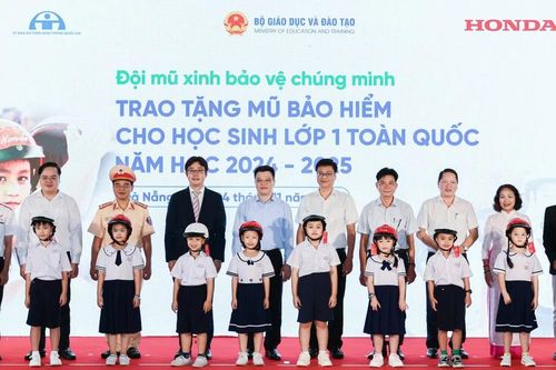 Honda trao mũ bảo hiểm cho 1.200 học sinh lớp Một tại miền Trung