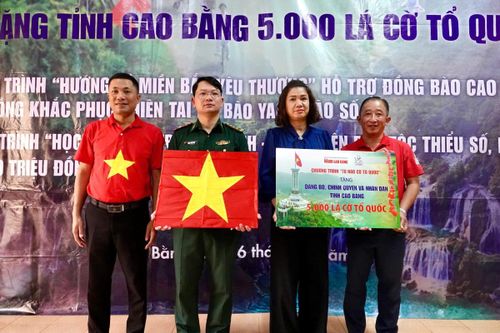 Trao tặng 5.000 lá cờ Tổ quốc và 1,8 tỷ đồng khắc phục hậu quả bão số 3 tại Cao Bằng