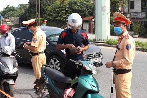 Hà Nội: Xử lý hơn 1.000 trường hợp vi phạm Luật Giao thông trong ngày 6/11