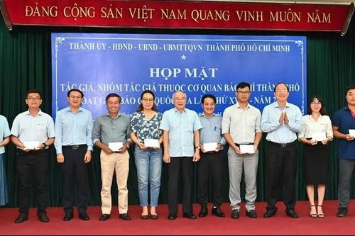 Thành phố Hồ Chí Minh khen thưởng các tác giả, nhóm tác giả đoạt Giải Báo chí Quốc gia