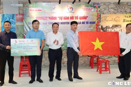 Báo Người Lao Động tặng cờ Tổ quốc, trao học bổng cho học sinh nghèo và hỗ trợ người dân Thái Nguyên khắc phục thiệt hại do bão số 3