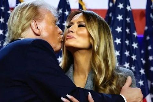 Bộ váy 6.900 USD của bà Melania mừng ông Trump thắng cử
