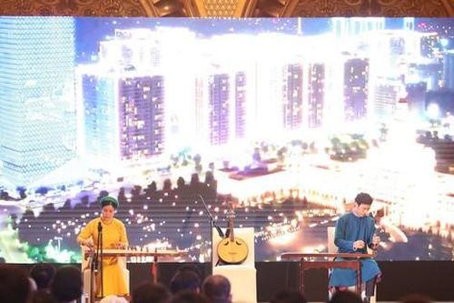 Giảng viên Trường ĐH FPT biểu diễn nhạc cụ truyền thống trong chuyến thăm của Thủ tướng Phạm Minh Chính đến UAE