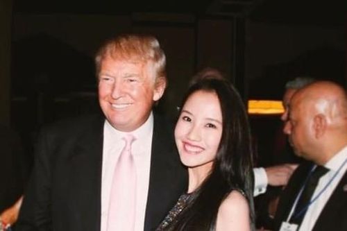 Cô gái Việt trong bức ảnh chụp với ông Donald Trump