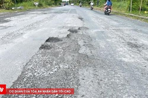 Cần Thơ: Nguy hiểm rình rập trên tuyến đường chi chít 'ổ gà', 'ổ voi'