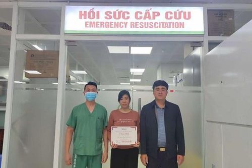 Trao hơn 211 triệu đồng đến em Trần Nhật Anh bị tai nạn giao thông