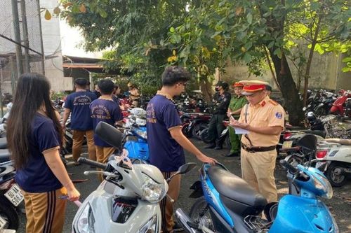 Kiểm tra các bãi xe trường học, CSGT phát hiện nhiều xe máy trên 50cc