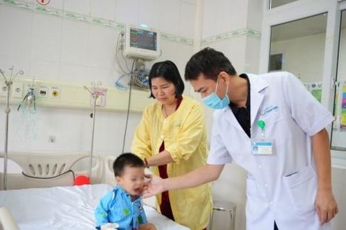 Bé 22 tháng tuổi nuốt hạt táo đỏ bị thủng ruột