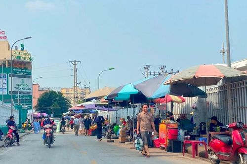 Tái diễn tình trạng chiếm dụng lòng đường kinh doanh bên cạnh Bệnh viện Hữu nghị Đa khoa Nghệ An