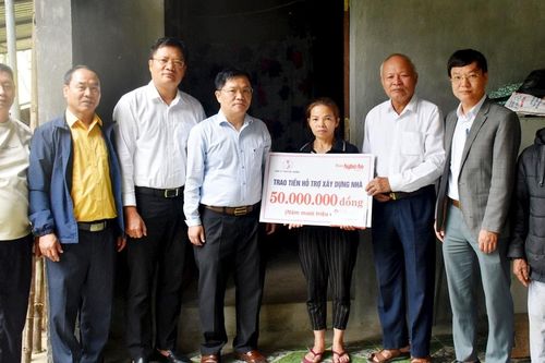Trao 100 triệu đồng hỗ trợ xây nhà cho hộ nghèo tại huyện Thanh Chương và Yên Thành