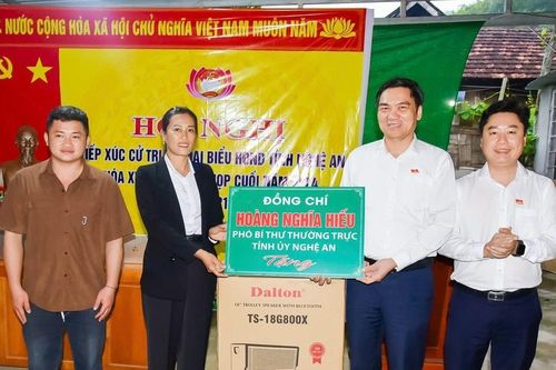 Phó Bí thư Thường trực Tỉnh ủy Hoàng Nghĩa Hiếu tiếp xúc cử tri huyện Tương Dương