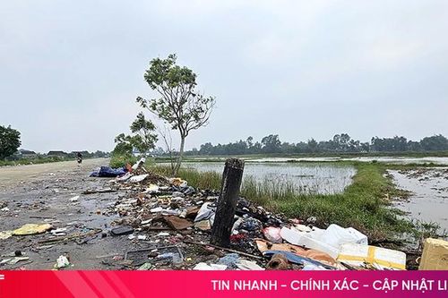 Người dân kiến nghị nhiều lần, đường Xuân Diệu ở thị trấn Nghèn vẫn đầy rác