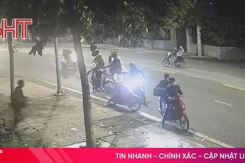 Hàng chục thanh niên tụ tập, mang 'hung khí', chạy xe máy không biển số trong đêm