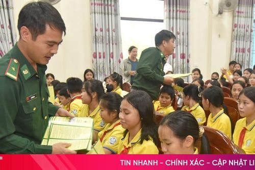 Tuyên truyền pháp luật và tình yêu biên giới cho học sinh Vũ Quang