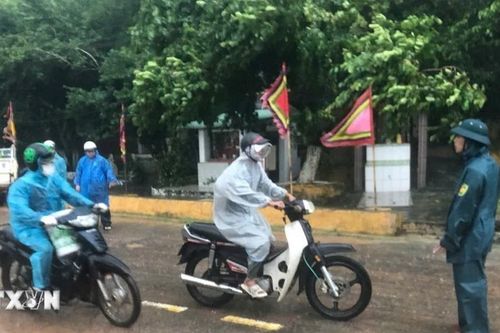 Mưa ngớt, các phương tiện được lưu thông trở lại trên bán đảo Sơn Trà