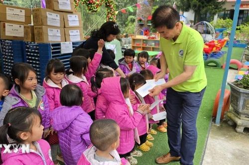 Công đoàn TTXVN trao quà tặng giáo viên và học sinh Trường Mầm non Nậm Lúc