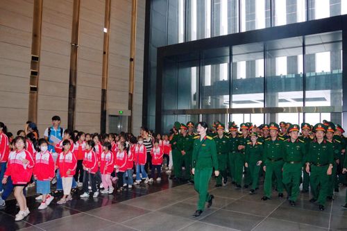 Sư đoàn 304 tham quan, học tập truyền thống tại Bảo tàng Quân sự Việt Nam