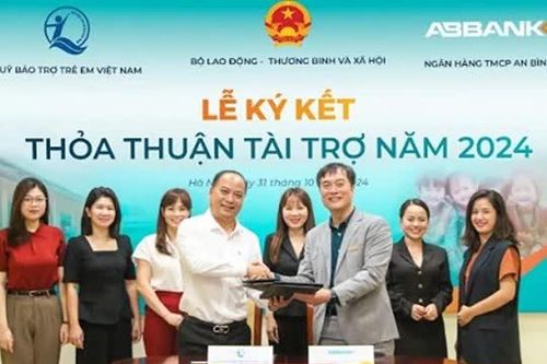 Hỗ trợ xây dựng nhà ở bán trú, công trình vệ sinh cho học sinh vùng cao