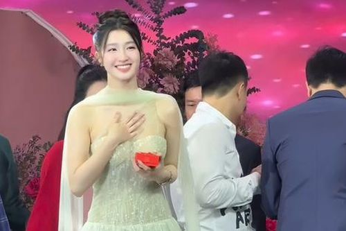 Nhan sắc Á hậu Phương Nhi tại đám cưới