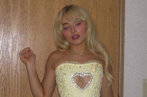 Bí quyết trang điểm cháy nắng của Sabrina Carpenter 'bùng nổ'