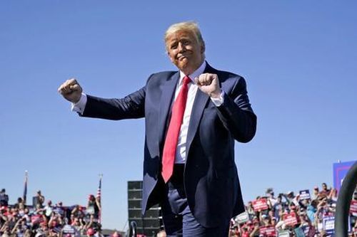Bài hát may mắn của ông Donald Trump
