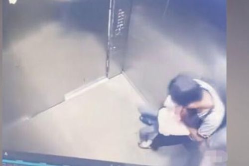 Cậu bé 14 tuổi có hành động khó hiểu trong thang máy khiến bé gái bất tỉnh, camera phơi bày bí mật